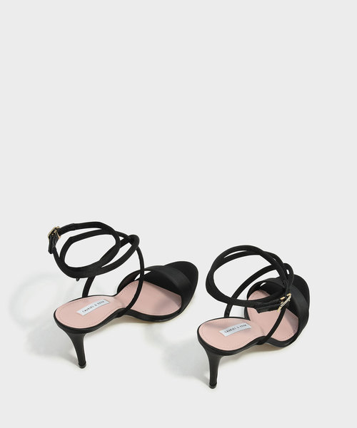 CHARLES & KEITH(チャールズ & キース)の「クリスクロスストラップサンダル / CRISS CROSS STRAP SANDALS(サンダル・レディース・ブラック/レッド・22.5cm/23.5cm/24.5cm/23cm/25cm)」の4枚目の写真