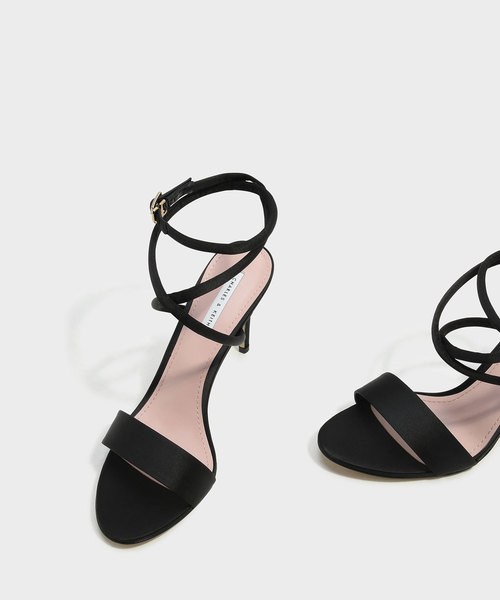 CHARLES & KEITH(チャールズ & キース)の「クリスクロスストラップサンダル / CRISS CROSS STRAP SANDALS(サンダル・レディース・ブラック/レッド・22.5cm/23.5cm/24.5cm/23cm/25cm)」の5枚目の写真