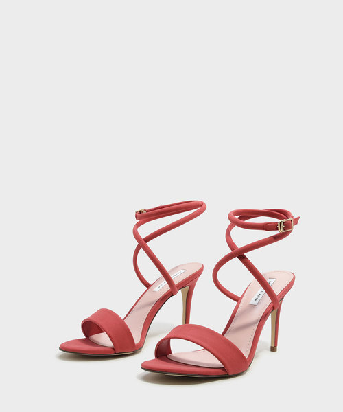 CHARLES & KEITH(チャールズ & キース)の「クリスクロスストラップサンダル / CRISS CROSS STRAP SANDALS(サンダル・レディース・ブラック/レッド・22.5cm/23.5cm/24.5cm/23cm/25cm)」の8枚目の写真