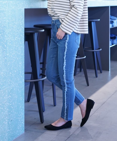 koe(コエ)の「デニムサイドフリンジスキニーパンツ ○(デニムパンツ・レディース・インディゴブルー/ライトインディゴブルー・S/M/L)」の1枚目の写真