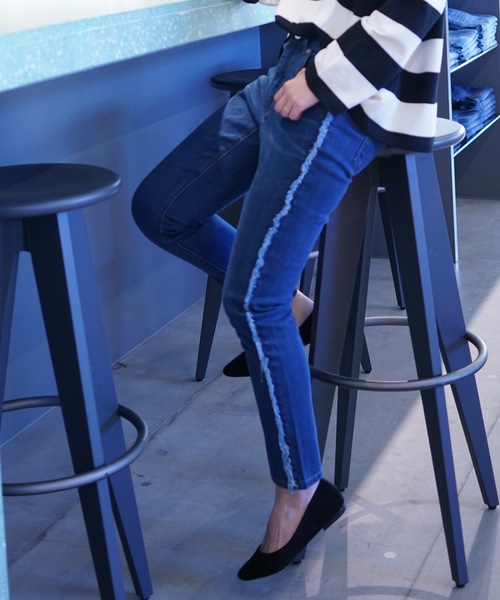 koe(コエ)の「デニムサイドフリンジスキニーパンツ ○(デニムパンツ・レディース・インディゴブルー/ライトインディゴブルー・S/M/L)」の2枚目の写真