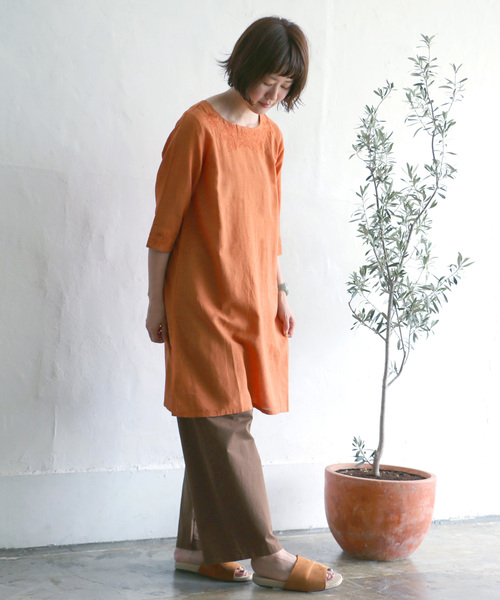 LBC（エルビーシー）の「麻混刺繍チュニックワンピース（ワンピース・レディース・オレンジ/グリーン/ネイビー・M/L）」の3枚目の写真