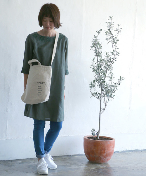 LBC（エルビーシー）の「麻混刺繍チュニックワンピース（ワンピース・レディース・オレンジ/グリーン/ネイビー・M/L）」の2枚目の写真