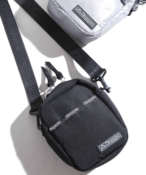 Kappa(カッパ)の「∴WEGO/Kappa別注ミニマムショルダーバッグ(ショルダーバッグ・メンズ・ブラック/シルバー・FREE)」の1枚目の写真