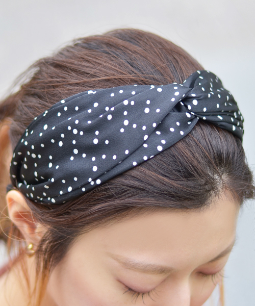 Fun & Daily（ファンアンドデイリー）の「F&D : スモールドットワイドカチューシャ（カチューシャ・レディース・ブラック/ブラウン/ベージュ/グリーン・FREE）」の2枚目の写真