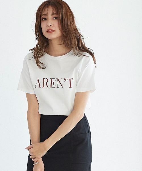 Pierrot(ピエロ)の「AREN`TロゴTシャツ(Tシャツ/カットソー・レディース・オフホワイト/ホワイト×レッド/ベージュ/チャコールグレー/ホワイト系その他/ホワイト系その他2/ホワイト系その他4/ホワイト系その他3・M/L)」の3枚目の写真