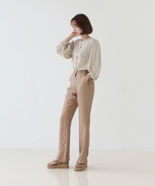 by muni:r（バイ ムニール）の「美脚パステルロングスラックス/しわ加工サテンフレアパンツ（スラックス・レディース・ベージュ/ブラウン/カーキ/ブラック・SMALL/MEDIUM/LARGE）」の8枚目の写真