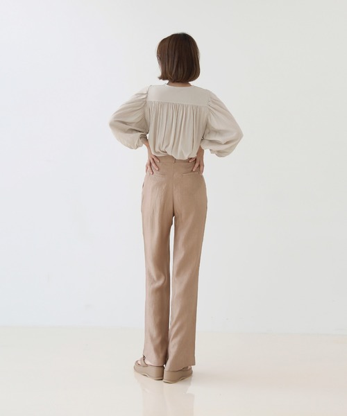 by muni:r（バイ ムニール）の「美脚パステルロングスラックス/しわ加工サテンフレアパンツ（スラックス・レディース・ベージュ/ブラウン/カーキ/ブラック・SMALL/MEDIUM/LARGE）」の9枚目の写真