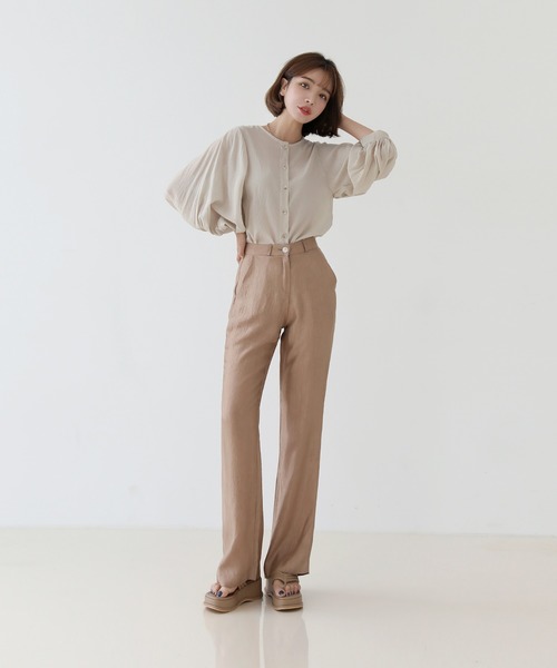 by muni:r（バイ ムニール）の「美脚パステルロングスラックス/しわ加工サテンフレアパンツ（スラックス・レディース・ベージュ/ブラウン/カーキ/ブラック・SMALL/MEDIUM/LARGE）」の10枚目の写真