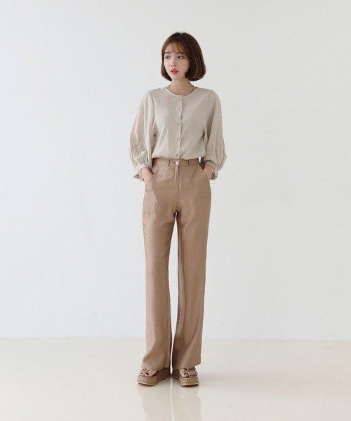 by muni:r（バイ ムニール）の「美脚パステルロングスラックス/しわ加工サテンフレアパンツ（スラックス・レディース・ベージュ/ブラウン/カーキ/ブラック・SMALL/MEDIUM/LARGE）」の7枚目の写真