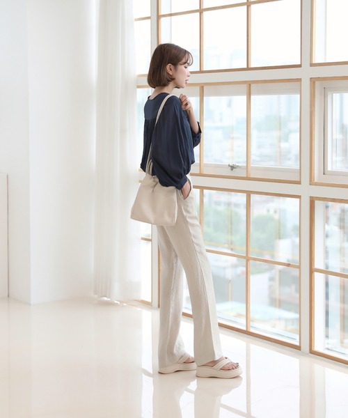 by muni:r（バイ ムニール）の「美脚パステルロングスラックス/しわ加工サテンフレアパンツ（スラックス・レディース・ベージュ/ブラウン/カーキ/ブラック・SMALL/MEDIUM/LARGE）」の15枚目の写真