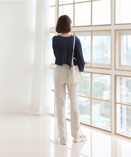 by muni:r（バイ ムニール）の「美脚パステルロングスラックス/しわ加工サテンフレアパンツ（スラックス・レディース・ベージュ/ブラウン/カーキ/ブラック・SMALL/MEDIUM/LARGE）」の16枚目の写真