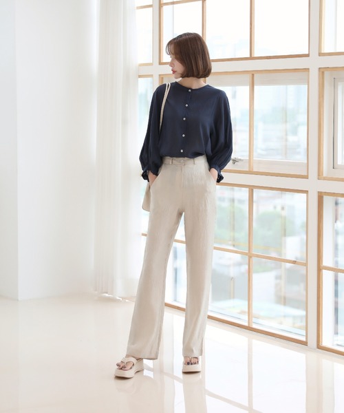 by muni:r（バイ ムニール）の「美脚パステルロングスラックス/しわ加工サテンフレアパンツ（スラックス・レディース・ベージュ/ブラウン/カーキ/ブラック・SMALL/MEDIUM/LARGE）」の17枚目の写真