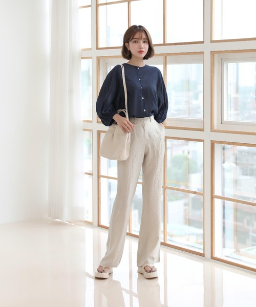 by muni:r（バイ ムニール）の「美脚パステルロングスラックス/しわ加工サテンフレアパンツ（スラックス・レディース・ベージュ/ブラウン/カーキ/ブラック・SMALL/MEDIUM/LARGE）」の14枚目の写真