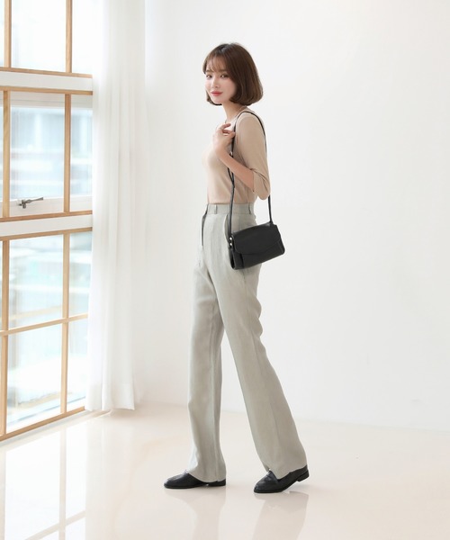 by muni:r（バイ ムニール）の「美脚パステルロングスラックス/しわ加工サテンフレアパンツ（スラックス・レディース・ベージュ/ブラウン/カーキ/ブラック・SMALL/MEDIUM/LARGE）」の22枚目の写真