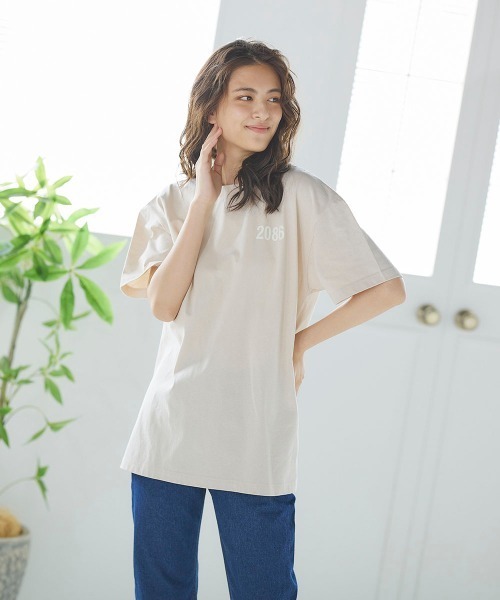 LIPSTAR（リップスター）の「オーバーサイズサイドスリットロゴ半袖Tシャツ（Tシャツ/カットソー・レディース・オフホワイト/イエロー/ベージュ・M）」の11枚目の写真