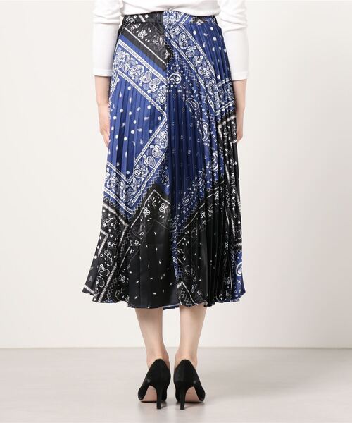 Figments（フィグメンツ）の「バンダナ柄プリーツロングスカート（スカート・レディース・ブルー・FREE）」の2枚目の写真