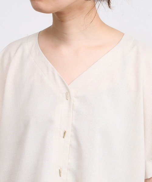 natural couture(ナチュラルクチュール)の「バー釦袖タックブラウス(シャツ/ブラウス・レディース・ブラック/サックスブルー/ミント/モカ/ストライプ/ライトベージュ・FREE)」の7枚目の写真