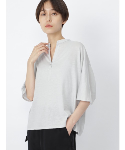 human woman(ヒューマンウーマン)の「ラミープレーティング天竺カットソートップス(Tシャツ/カットソー・レディース・グレー/グリーン/レッド・MEDIUM)」の2枚目の写真