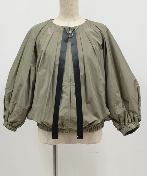 LUGIVA（ルギヴァ）の「形状記憶タフタ タックブルゾン（ブルゾン・レディース・チャコールグレー/ブラック/ベージュ・M）」の19枚目の写真