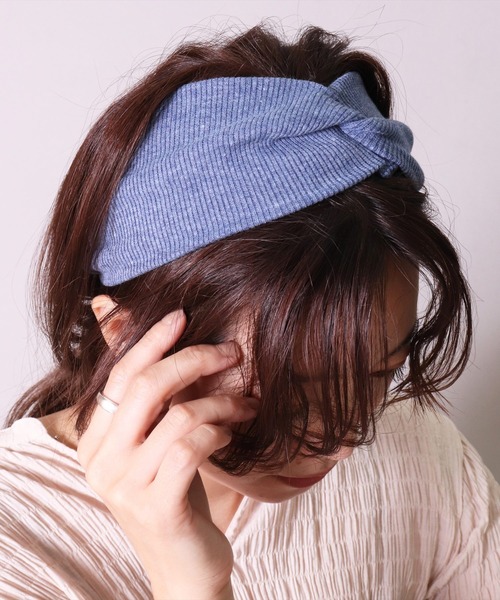 BAYBLO(ベイブロ)の「(SB)【ユニセックス】ツイスト ヘアバンド(ヘアバンド・レディース・ブラック/ネイビー/モスグリーン/ライトブラウン/グレイッシュブルー/サーモンピンク・FREE)」の5枚目の写真
