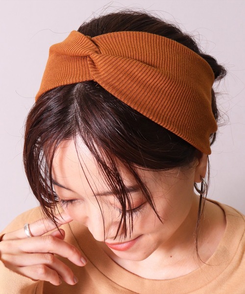 BAYBLO(ベイブロ)の「(SB)【ユニセックス】ツイスト ヘアバンド(ヘアバンド・レディース・ブラック/ネイビー/モスグリーン/ライトブラウン/グレイッシュブルー/サーモンピンク・FREE)」の3枚目の写真