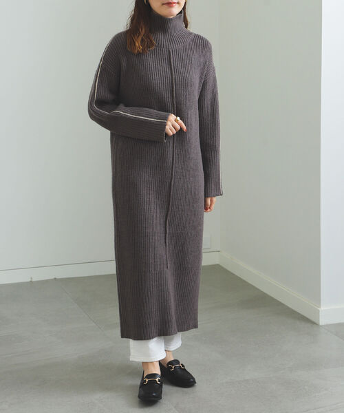 BEAMS HEART（ビームスハート）の「BEAMS HEART / パイピング ニットワンピース（ワンピース・レディース・チャコールグレー/ベージュ・FREE）」の4枚目の写真