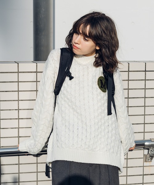 MUHET（ミュエータ）の「サガラ刺繍ロゴケーブルハイネック
