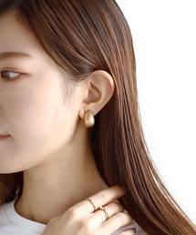 マットメタルのカールイヤリング