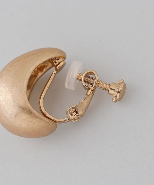 ANEMONE（アネモネ）の「マットメタルのカールイヤリング（イヤリング・レディース・ゴールド/シルバー・FREE）」の6枚目の写真