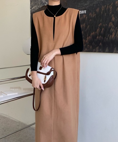 emi+（エミプラス）の「キーネックノースリーブロングワンピース/ジャンスカ（ジャンパースカート・レディース・ブラック/ブラウン/アイボリー/モカ/ライトブルー/ライトブラウン・FREE）」の4枚目の写真