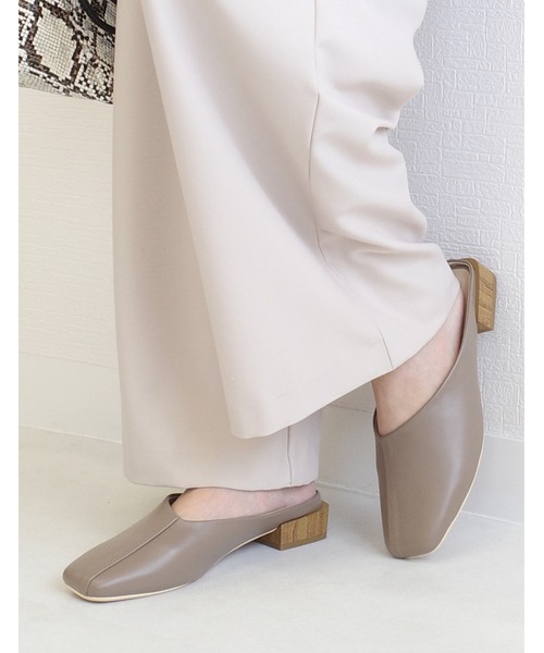 AmiAmi（アミアミ）の「ウッド調ヒールスクエアトゥミュール（サンダル・レディース・ブラック/ブラウン/シルバー/アイボリー/グレイッシュベージュ・LL/S/M/L）」の4枚目の写真