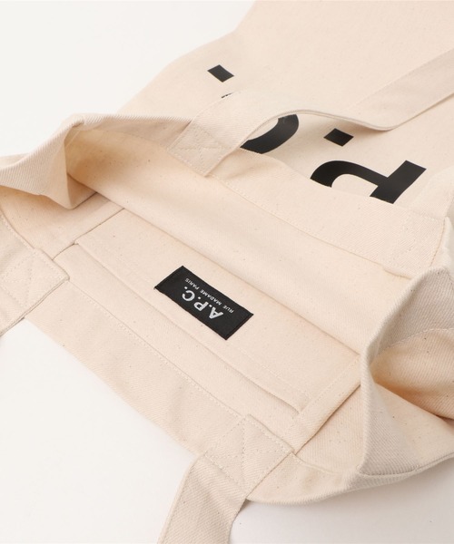 A.P.C.（アーペーセー）の「TOTE LAURE BLACK LOGO（トートバッグ・メンズ・アイボリー・ONESIZE）」の4枚目の写真