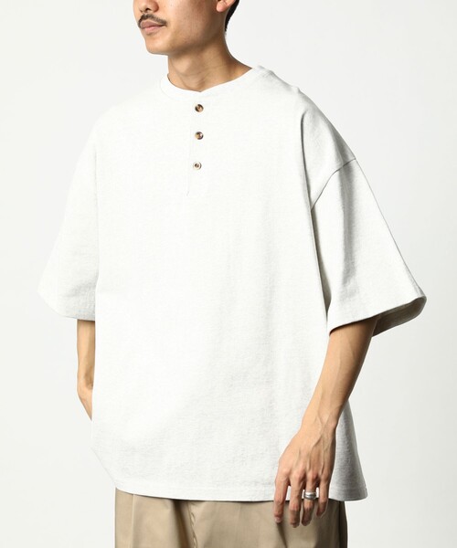 FREAK'S STORE（フリークスストア）の「WEB限定 ビッグシルエット マックスウェイト ヘンリーネックTシャツ/ヘビーウェイト（Tシャツ/カットソー・メンズ・ネイビー/グレイッシュベージュ/ホワイト/アッシュグレー/ブラック/ダークグリーン・SMALL/MEDIUM/LARGE）」の14枚目の写真