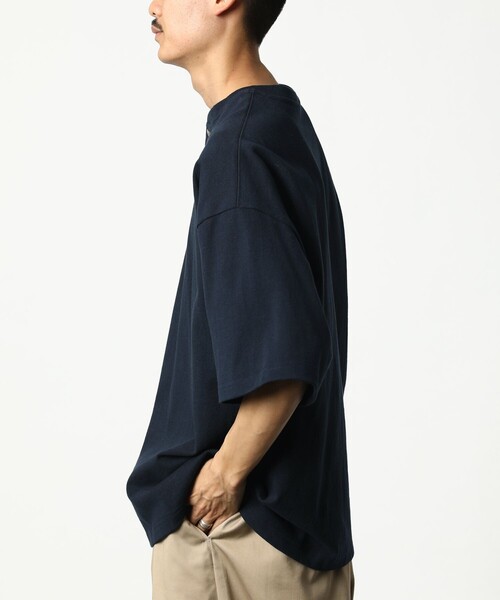 FREAK'S STORE（フリークスストア）の「WEB限定 ビッグシルエット マックスウェイト ヘンリーネックTシャツ/ヘビーウェイト（Tシャツ/カットソー・メンズ・ネイビー/グレイッシュベージュ/ホワイト/アッシュグレー/ブラック/ダークグリーン・SMALL/MEDIUM/LARGE）」の21枚目の写真