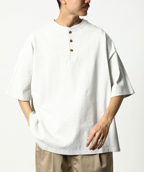 FREAK'S STORE（フリークスストア）の「WEB限定 ビッグシルエット マックスウェイト ヘンリーネックTシャツ/ヘビーウェイト（Tシャツ/カットソー・メンズ・ネイビー/グレイッシュベージュ/ホワイト/アッシュグレー/ブラック/ダークグリーン・SMALL/MEDIUM/LARGE）」の3枚目の写真