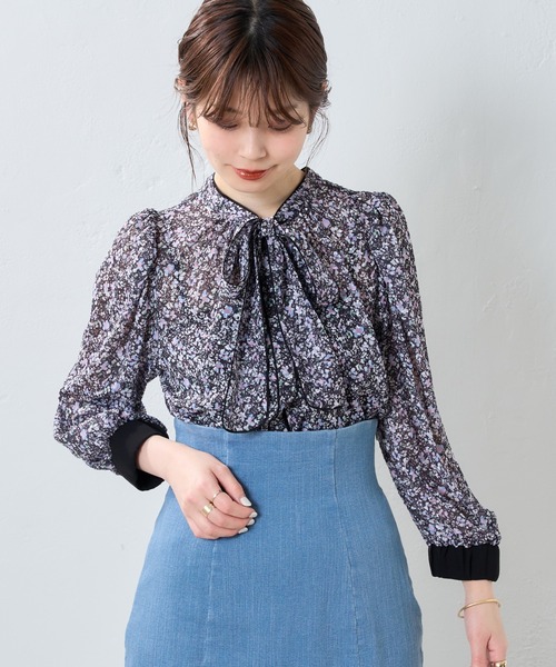 natural couture（ナチュラルクチュール）の「2WAY着用可/着回し抜群。小花柄ジャガードパイピングブラウス（シャツ/ブラウス・レディース・ブラック/ブルー/パープル・FREE）」の2枚目の写真
