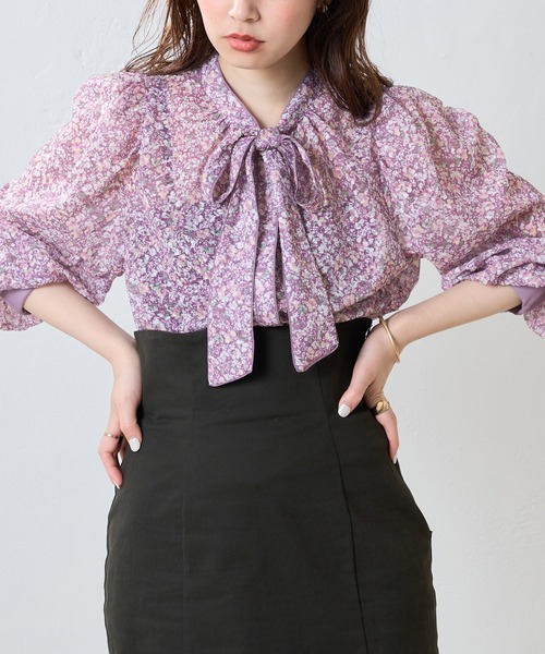 natural couture（ナチュラルクチュール）の「2WAY着用可/着回し抜群。小花柄ジャガードパイピングブラウス（シャツ/ブラウス・レディース・ブラック/ブルー/パープル・FREE）」の8枚目の写真