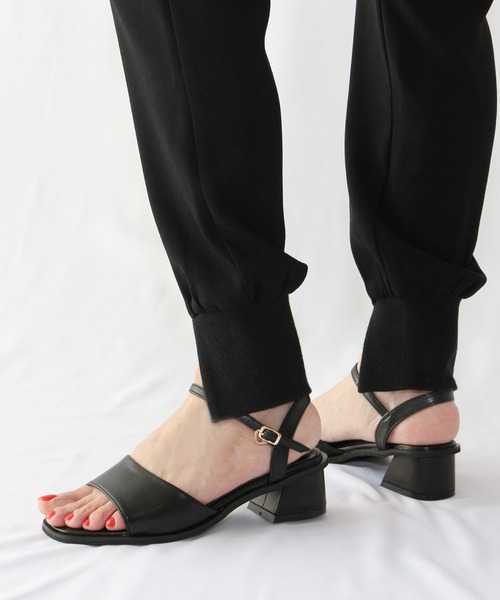 Fin（フィン）の「スクエアトゥストラップサンダル【低反発スポンジ入り】（サンダル・レディース・アイボリー/ブラック/グリーン/ベージュ・S/M/L/LL）」の3枚目の写真