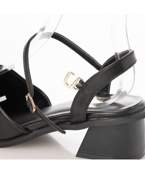 Fin（フィン）の「スクエアトゥストラップサンダル【低反発スポンジ入り】（サンダル・レディース・アイボリー/ブラック/グリーン/ベージュ・S/M/L/LL）」の9枚目の写真