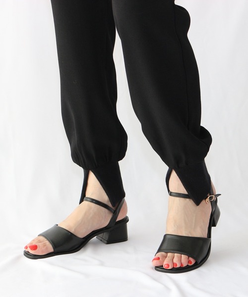 Fin（フィン）の「スクエアトゥストラップサンダル【低反発スポンジ入り】（サンダル・レディース・アイボリー/ブラック/グリーン/ベージュ・S/M/L/LL）」の19枚目の写真