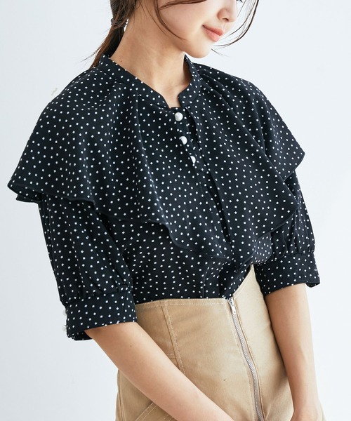 vis-`a-vis(ビサビ)の「【WEB限定】無地/変形ドットパール釦フリルブラウス(シャツ/ブラウス・レディース・ホワイト/カーキ/ブラック系その他/ピンク系その他2・FREE)」の3枚目の写真