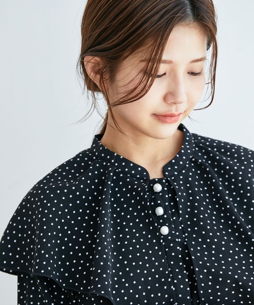 vis-`a-vis(ビサビ)の「【WEB限定】無地/変形ドットパール釦フリルブラウス(シャツ/ブラウス・レディース・ホワイト/カーキ/ブラック系その他/ピンク系その他2・FREE)」の8枚目の写真
