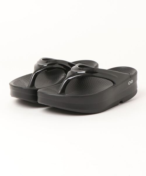 OOFOS（ウーフォス）の「(OOFOS)厚底リカバリーサンダル（サンダル・レディース・ブラック/ホワイト・24.0/23/25.0）」の2枚目の写真