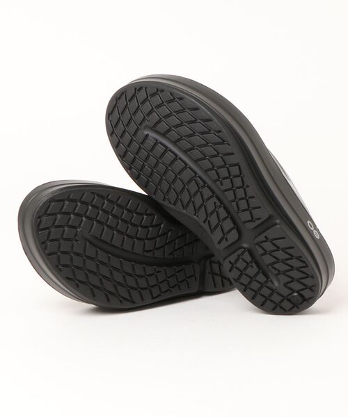 OOFOS（ウーフォス）の「(OOFOS)厚底リカバリーサンダル（サンダル・レディース・ブラック/ホワイト・24.0/23/25.0）」の4枚目の写真