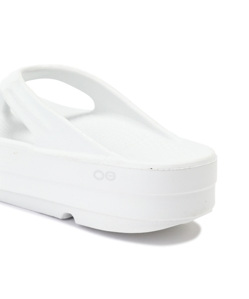 OOFOS（ウーフォス）の「(OOFOS)厚底リカバリーサンダル（サンダル・レディース・ブラック/ホワイト・24.0/23/25.0）」の9枚目の写真