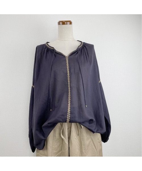 Rydia(リディア)の「コビニャーギャザーブラウス(シャツ/ブラウス・レディース・オフホワイト/サックスブルー/スミクロ・M)」の2枚目の写真