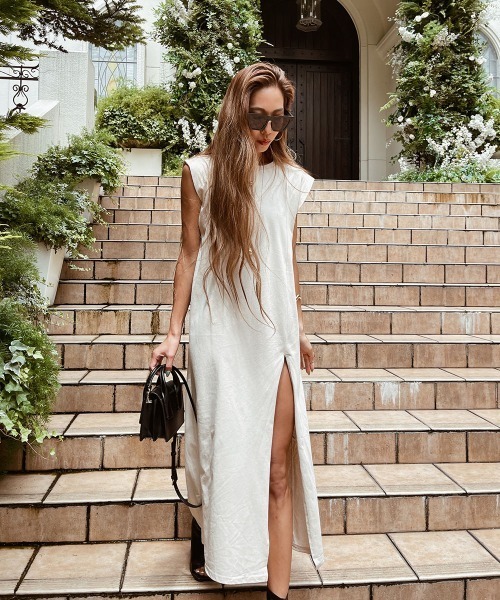 esutoreja（エストレジャ）の「スリットカットロングTシャツドレス（ワンピース・レディース・ブラック/アイボリー/カーキ・FREE）」の9枚目の写真