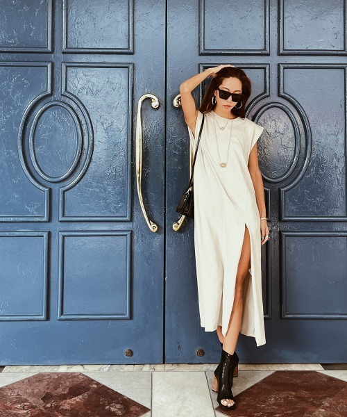 esutoreja（エストレジャ）の「スリットカットロングTシャツドレス（ワンピース・レディース・ブラック/アイボリー/カーキ・FREE）」の10枚目の写真