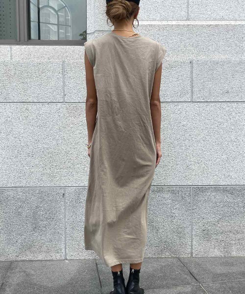 esutoreja（エストレジャ）の「スリットカットロングTシャツドレス（ワンピース・レディース・ブラック/アイボリー/カーキ・FREE）」の13枚目の写真